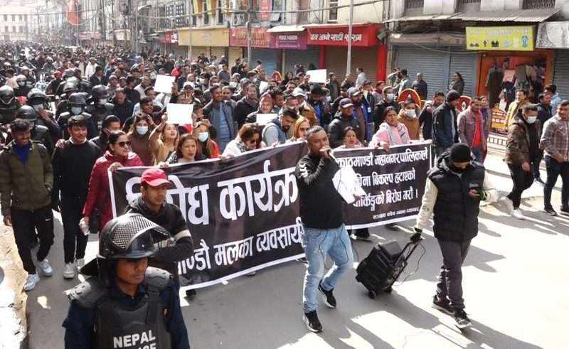 न्युरोड क्षेत्रमा पार्किङ निषेध गरेको बिरोधमा व्यवसायीहरू दोस्रो दिन पनि आन्दोलित