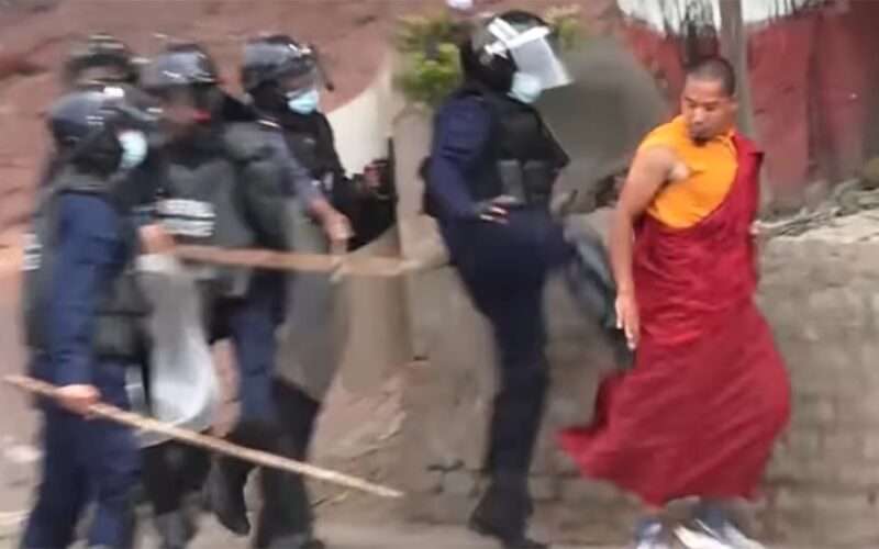 शनिबार हिँडिरहेका भिक्षुमाथि दुर्व्यवहार गर्ने प्रहरी माथि विभागीय कारबाही