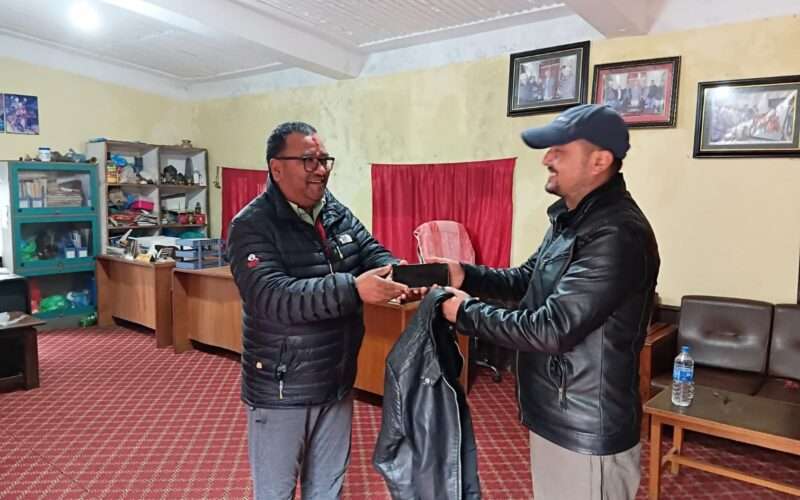 भीमेश्वर मन्दिरमा भेटिएको हराएको सामान सुरक्षित रूपमा हस्तान्तरण