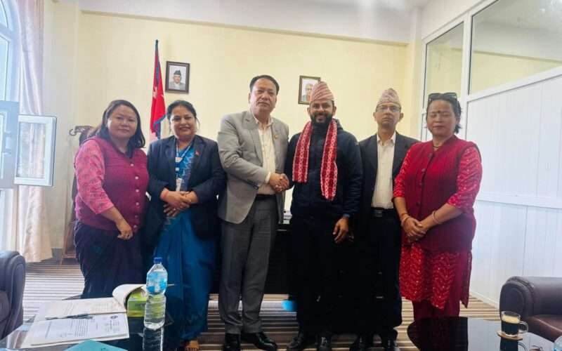 सिन्धुलीमा स्थानीय सरकारमार्फत प्रदान गरिने स्वास्थ्य सेवामा फिक्कल प्रथम, स्वास्थ्य शाखा प्रमुख फुयाँललाई सम्मान