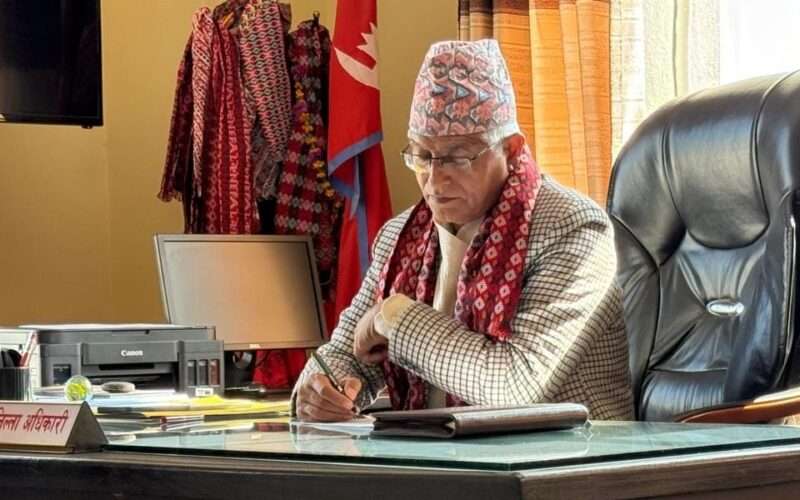 निर्वाचन सफल बनाउन लाग्छौँ : दोलखाका प्रमुख जिल्ला अधिकारी घिमिरे