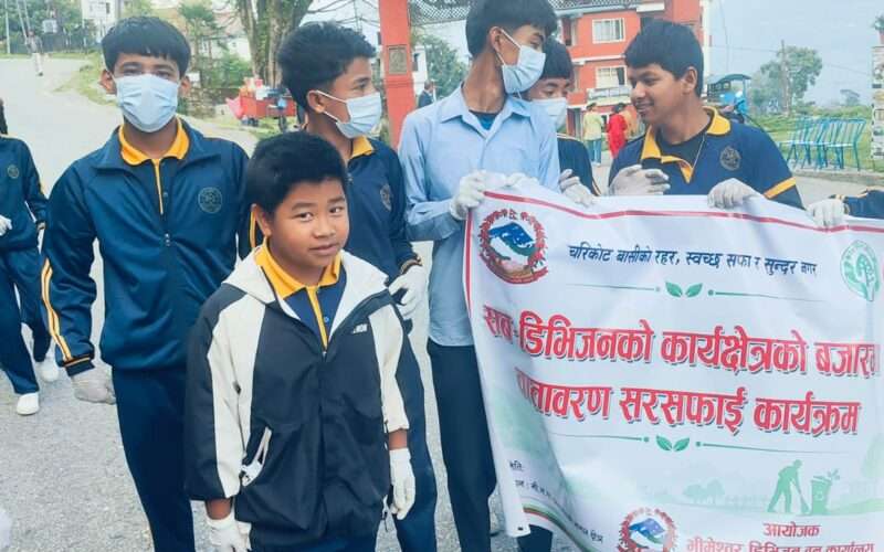 अभयपुर बजार क्षेत्रमा सरसफाइ अभियान, भीम माध्यमिक विद्यालयका विद्यार्थीको सक्रिय सहभागिता।