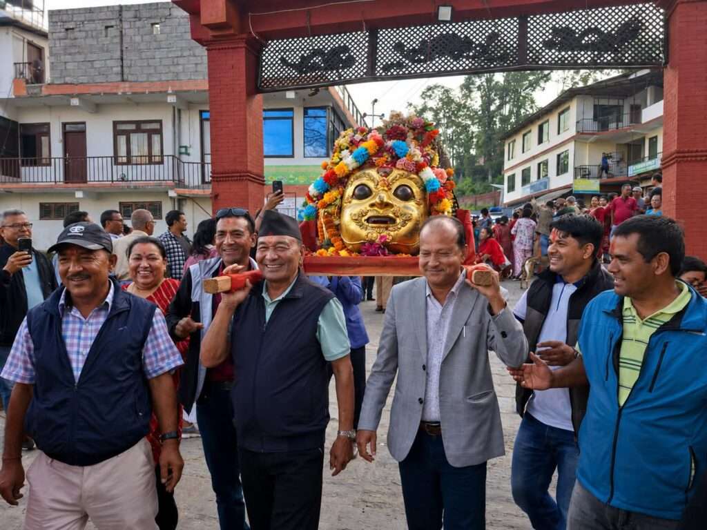 ३२ वर्षपछि स्वदेश फर्किए आकाश भैरवका ऐतिहासिक मुकुट, दोलखाबासीमा खुसीको लहर