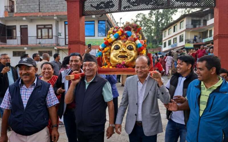 ३२ वर्षपछि स्वदेश फर्किए आकाश भैरवका ऐतिहासिक मुकुट, दोलखाबासीमा खुसीको लहर