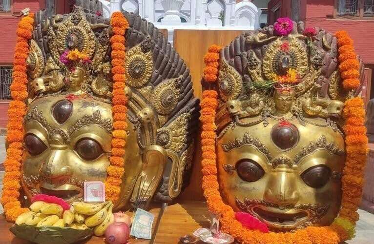 ३२ वर्षपछि स्वदेश फर्किए आकाश भैरवका ऐतिहासिक मुकुट, दोलखाबासीमा खुसीको लहर