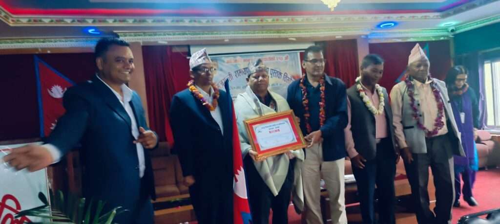 साहित्यिक साधनाको उच्च सम्मान : अग्रज कवि तथा गजलकार जीत कार्की भानु–विद्यापति साहित्य पुरस्कारबाट सम्मानित।
