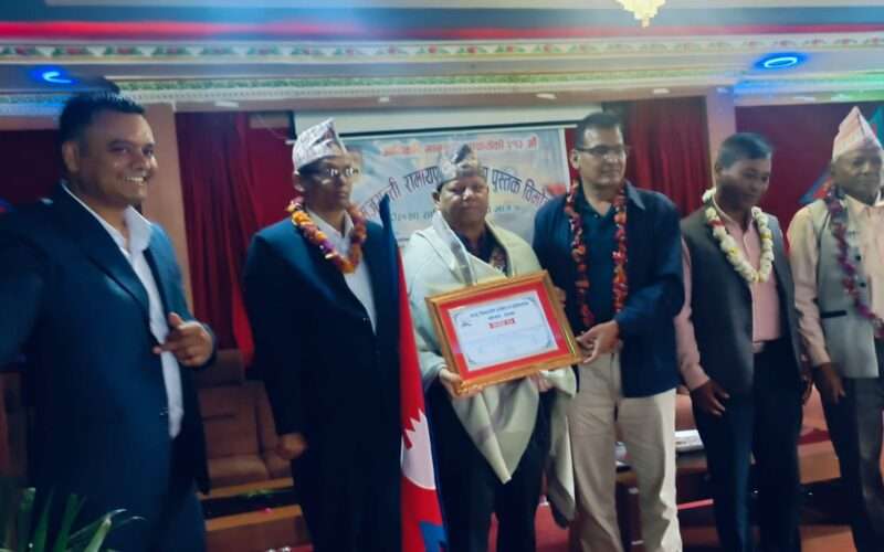साहित्यिक साधनाको उच्च सम्मान : अग्रज कवि तथा गजलकार जीत कार्की भानु–विद्यापति साहित्य पुरस्कारबाट सम्मानित।