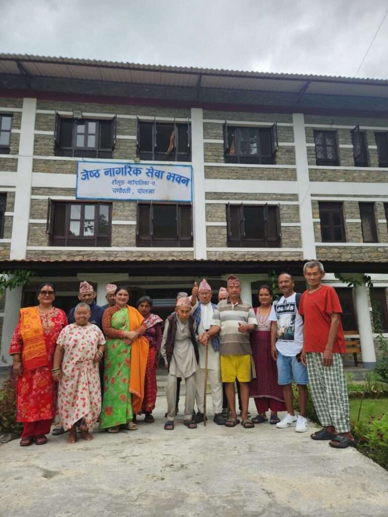 जन्मदिनलाई सेवामै रूपान्तरण: देउरानी–जेठानी सिर्जना जोशी चाकुबजी र कुमारी जोशी चाकुबजीद्वारा ज्येष्ठ नागरिकलाई भोजन तथा वस्त्र वितरण