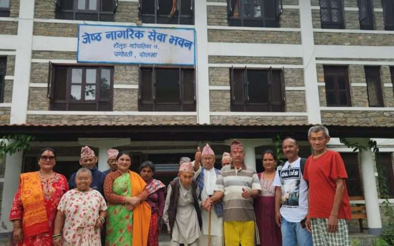 जन्मदिनलाई सेवामै रूपान्तरण: देउरानी–जेठानी सिर्जना जोशी चाकुबजी र कुमारी जोशी चाकुबजीद्वारा ज्येष्ठ नागरिकलाई भोजन तथा वस्त्र वितरण