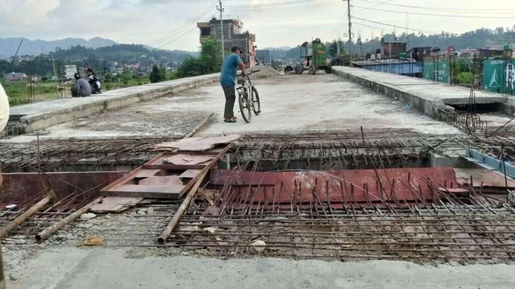 वर्षौंदेखि अलपत्र ढुङ्ग्रेवास पुलः धुरा बजार–ढुङ्ग्रेवास सडकमा स्थानीयको सास्ती, सुरु भएको निर्माण पनि फेरि रोकियो