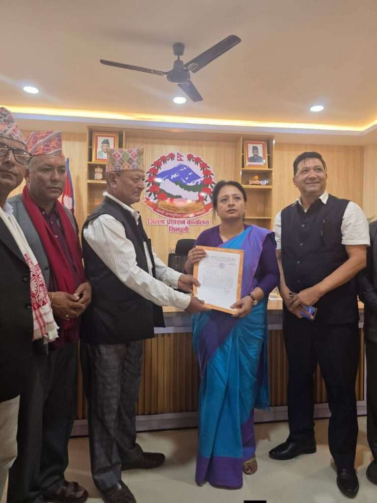 बाढीपीडितको राहतका लागि सिन्धुलीका सामुदायिक वन समूहको ९ लाख बढी सहयोग।