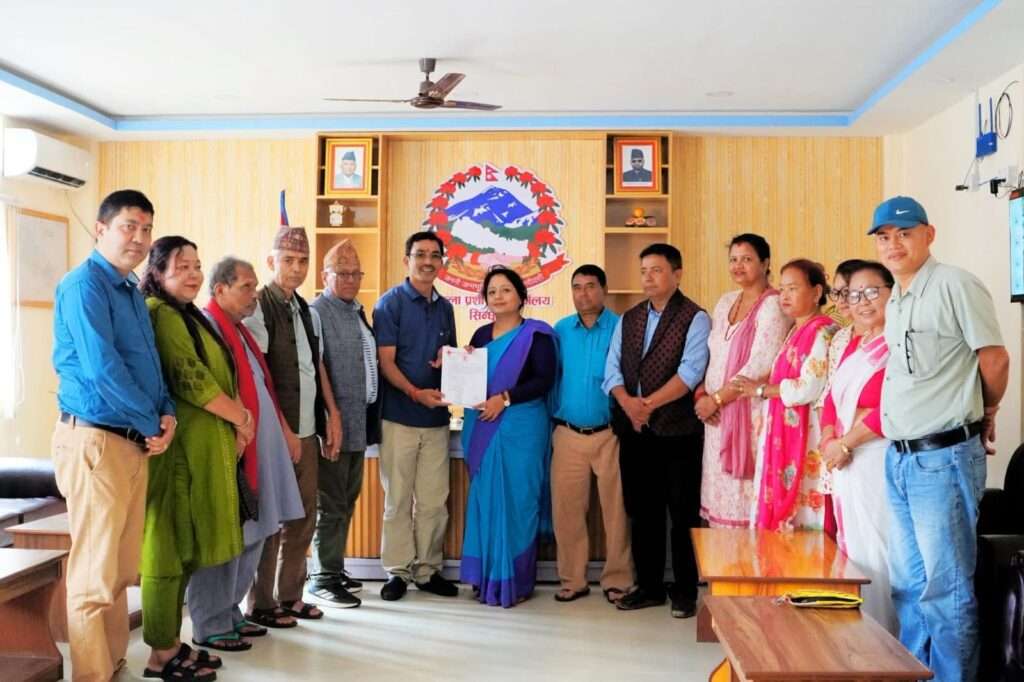 जहाँ दुःख, त्यहाँ रेडक्रस : रसुवा बाढीपीडितका लागि सिन्धुलीबाट ४ लाख ५३ हजार सहयोग।