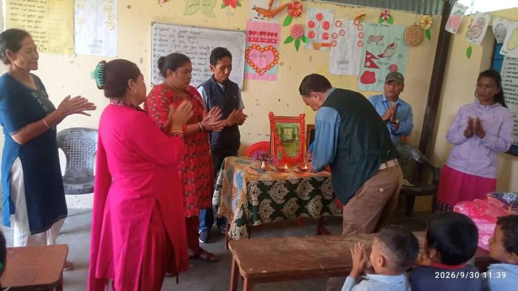 जीवन विज्ञान केन्द्रीय सदस्यद्वारा विद्यालयलाई ट्रयाकसुट, एलसीडी ट्याब्लेट र छात्रवृत्ति सहयोग।