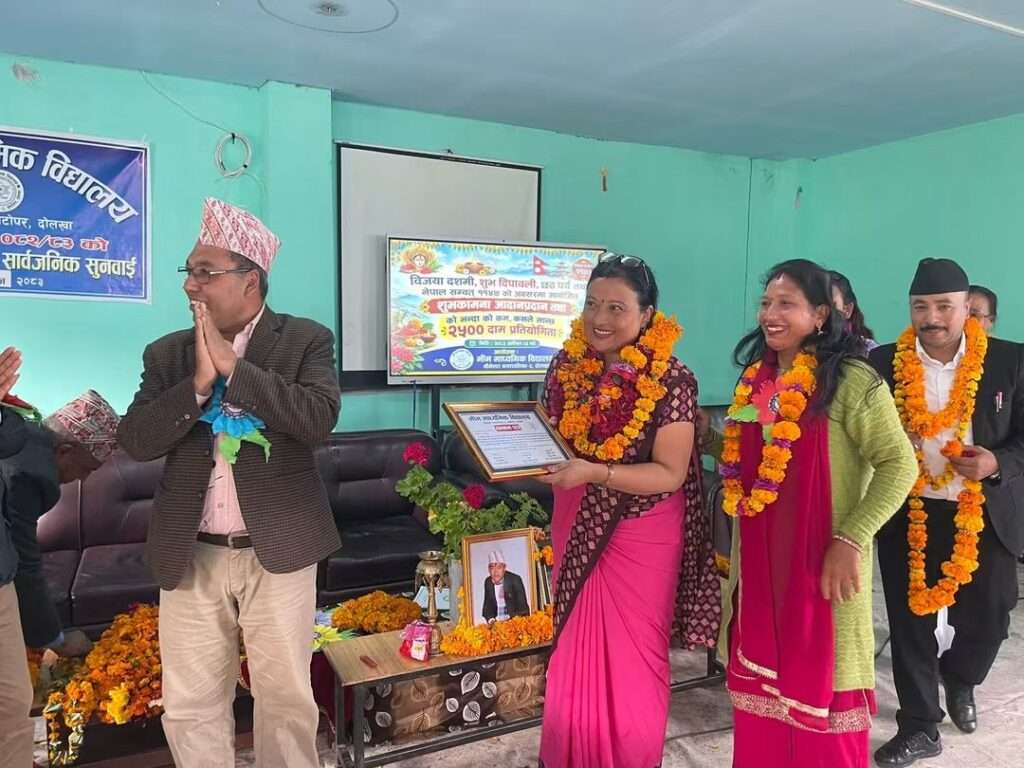 वरिष्ठ इन्जिनियर आत्माकृष्ण श्रेष्ठद्वारा सुजाता मास्केको पुरस्कारका लागि ७ हजार ५०० रुपैयाँ सहयोग ।