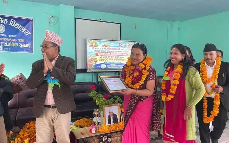 वरिष्ठ इन्जिनियर आत्माकृष्ण श्रेष्ठद्वारा सुजाता मास्केको पुरस्कारका लागि ७ हजार ५०० रुपैयाँ सहयोग ।