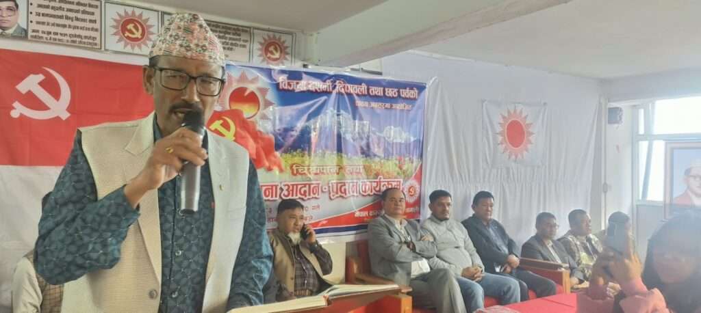 चरिकोटस्थित एमाले पार्टी कार्यालयमा चियापान, दलहरूबीच सद्भाव र एकताको सन्देश।