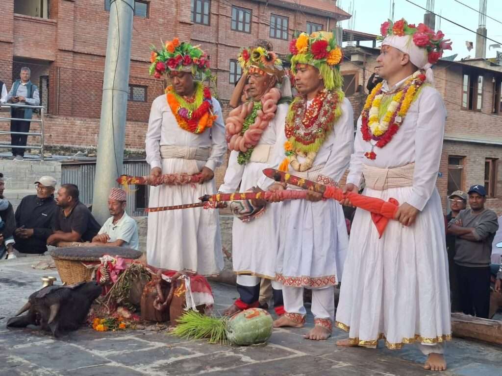 दोलखामा खड्ग जात्रा उत्साहका साथ सम्पन्न।  महेन्द्र श्रेष्ठ / दोलखा  दोलखा। ऐतिहासिक नगरी दोलखामा विजयादशमीको भोलिपल्ट मनाइने परम्परागत खड्ग जात्रा उत्साहका साथ सम्पन्न भएको छ। धार्मिक आस्था, ऐतिहासिक महत्त्व र नेवार समुदायको मौलिक संस्कृतिसँग जोडिएको यस जात्राले दोलखाको सांस्कृतिक पहिचानलाई जीवन्त बनाएको छ।  खड्ग जात्रा दोलखाको पुरानो धार्मिक तथा सांस्कृतिक परम्परामध्ये एक हो। जात्राका क्रममा परम्परागत वेशभूषामा सजिएका खड्गधारीहरूले हातमा खड्ग (तरबार) लिएर विभिन्न टोल तथा धार्मिक स्थलमा नृत्य प्रस्तुत गरेका थिए। परम्परागत बाजागाजासहित प्रस्तुत गरिने खड्ग नृत्यले जात्राको रौनक बढाएको थियो।  स्थानीय धार्मिक मान्यताअनुसार खड्ग जात्रालाई असत्यमाथि सत्य र अधर्ममाथि धर्मको विजयको प्रतीकका रूपमा लिने गरिन्छ। जात्रासँग जोडिएका धार्मिक विधि, खड्ग प्रदर्शन र परम्परागत प्रस्तुतिले पुस्तौँदेखि चल्दै आएको सांस्कृतिक विरासतलाई निरन्तरता दिँदै आएका छन्।  जात्रालाई व्यवस्थित रूपमा सम्पन्न गर्न भीमेश्वर नगरपालिका–२ का वडा अध्यक्ष स्टालिन श्रेष्ठलगायत स्थानीय बासिन्दा सक्रिय रूपमा खटिएका थिए। स्थानीय समुदायको सहभागिता र सहयोगले जात्रा सञ्चालन तथा परम्पराको निरन्तरतामा महत्त्वपूर्ण भूमिका खेलेको छ।  खड्ग जात्रा धार्मिक उत्सव मात्र नभई दोलखाको ऐतिहासिक गौरव, सामाजिक एकता र सांस्कृतिक पहिचानको प्रतीकसमेत हो। यस्ता मौलिक जात्राले नयाँ पुस्तालाई आफ्नो इतिहास, परम्परा र संस्कृतिसँग जोड्न मद्दत पुर्‍याउँछन्।  पछिल्लो समय मौलिक संस्कृति संरक्षणको आवश्यकता बढिरहेका बेला खड्ग जात्राको निरन्तरताले दोलखाको सांस्कृतिक सम्पदाको महत्त्वलाई थप उजागर गरेको छ। जात्रासँग सम्बन्धित ऐतिहासिक विवरण, धार्मिक विधि र परम्परागत नृत्यको अभिलेखीकरण तथा प्रचारप्रसार गर्न सके यसको महत्त्व भावी पुस्तासम्म पुर्‍याउन सकिनेछ।  दोलखाको खड्ग जात्रा सम्पन्न भएसँगै ऐतिहासिक नगरीको मौलिक संस्कृति र परम्पराको संरक्षणमा स्थानीय समुदायको भूमिका फेरि एकपटक महत्त्वपूर्ण देखिएको छ।